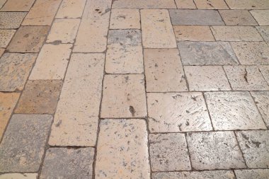 Bölünmüş kireçtaşı kaldırım taşları - Hırvatistan 'da Eski Kent taşlı caddeler.