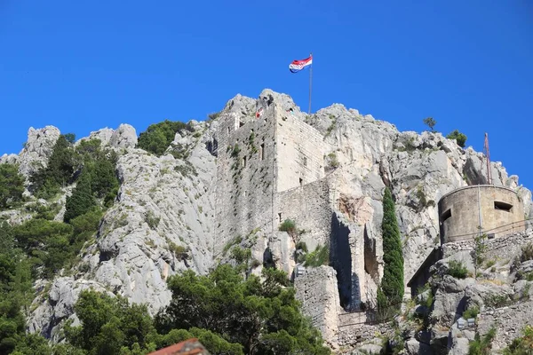 Omis Ciudad Vieja Croacia Fortaleza Mirabela Sobre Las Rocas — Foto de Stock