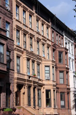 New York kumtaşı mimarisi. Yukarı Batı Yakası Manhattan sokak manzarası.