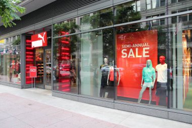 Chicago, ABD - 26 Haziran 2013: Puma spor giyim mağazası Chicago 'da. Puma Alman spor giyim ve ayakkabı markası..