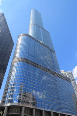 Chicago, ABD - 28 Haziran 2013: Şikago 'daki Trump International Hotel & Tower. Boyu 423 metre ve 2009 yılında tamamlandı. 2013 yılı itibariyle Chicago 'nun en yüksek 2. ve ABD' nin en yüksek üçüncü binasıdır..