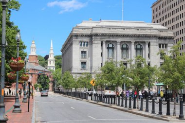 PROVIDENCE, ABD - 8 Haziran 2013: İnsanlar Providence şehir merkezini ziyaret ediyor. Providence, Rhode Island 'ın 182.000 nüfuslu başkenti ve en kalabalık şehridir..