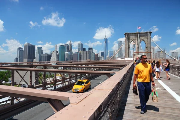 2013年7月5日 ニューヨークの有名なブルックリン橋を歩く人々 ニューヨーク大都市圏では約1900万人が暮らしています — ストック写真