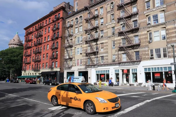 ニューヨーク 2013年7月2日 人々はニューヨークのロウアー マンハッタンで黄色のタクシーに乗る 2012年現在 ニューヨーク市には13 237本の黄色いタクシーが登録されている — ストック写真
