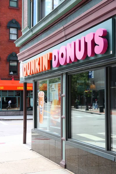 2013年6月8日 Dunkin Donuts在普罗维登斯的店外商店 该公司是世界上最大的咖啡和烘焙产品特许经营商 在37个国家拥有1 5万个分店 — 图库照片