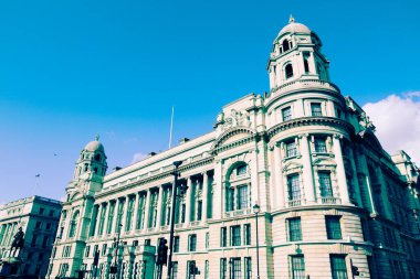 Londra, İngiltere - Whitehall caddesi boyunca mimarlık ve eski Savaş Bürosu binası. Retro filtrelenmiş renk biçimi.