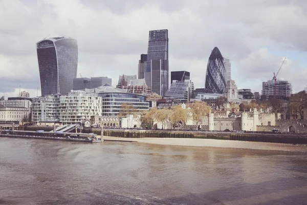 Лондон Великобритания Город Современными Зданиями Которые Видны Реки Тамс Ретро — стоковое фото
