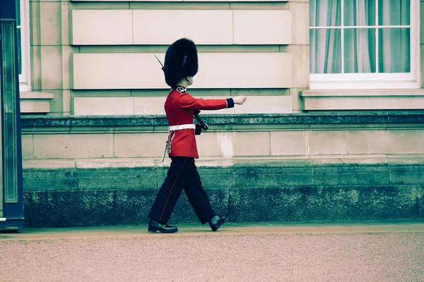 ロンドン エイプリル社2016年23日 英国ロンドンのバッキンガム宮殿前でのクイーンの警備パトロール 伝統的な制服の警備員は英国の重要なシンボルです — ストック写真