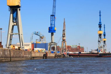 Hamburg, Almanya - Elbe Nehri 'nden liman görünüyor. Endüstriyel liman turnaları.
