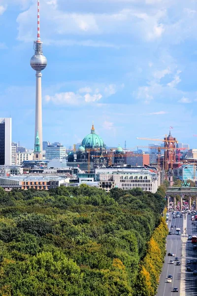 Berlín Alemania Ciudad Skyline Con Parque Tiergarten Torre — Foto de Stock