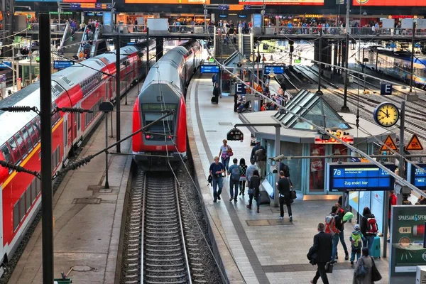 Hamburg Německo Srpna 2014 Cestovatelé Nastupují Vlaků Hlavním Nádraží Hauptbahnhof — Stock fotografie