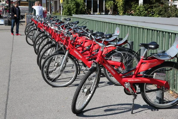 Hamburg Tyskland Augusti 2014 Människor Går Med Cykeldelningsstation Stadtrad Hamburg — Stockfoto