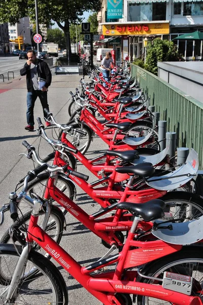 Hamburg Alemania Agosto 2014 Gente Camina Por Estación Bicicletas Compartidas — Foto de Stock