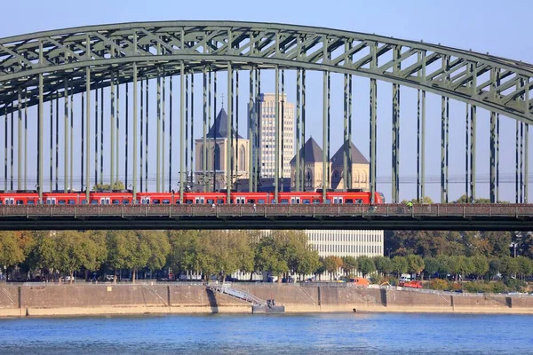 Kölnstaden Tyskland Rhen Flod Och Hohenzollern Bro Rött Tåg — Stockfoto