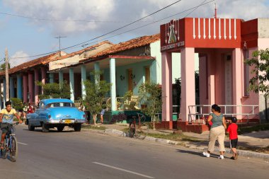 VINALES, CUBA - 31 HAZİRAN 2011: İnsanlar Küba 'nın Vinales şehir merkezine yürür. Vinales, Pinar del Rio Eyaleti 'nde küçük bir kasabadır ve Vinales Ulusal Parkı ile ünlüdür..