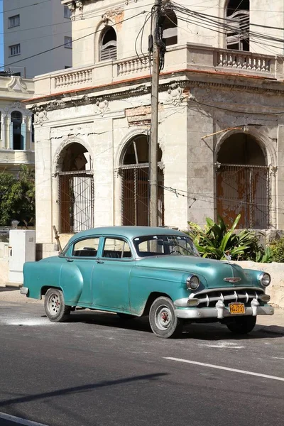 Havana Cuba 2011年2月24日 ハバナのクラシック アメリカン シボレーカー アメリカの旧式車はキューバ文化の重要な特徴である — ストック写真