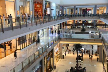 Dubai, BAE - 22 Kasım 2017: alışveriş merkezi Dubai 'de. 500.000 metrekarelik perakende alanıyla dünyanın en büyük alışveriş merkezidir..