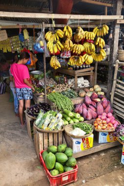 EL NIDO, PHILIPPINES - 2 Aralık 2017: El Nido, Filipinler 'deki yerel bir gıda pazarında satıcılar. Geleneksel gıda pazarları gelişmekte olan Filipinler 'de hâlâ önemlidir..