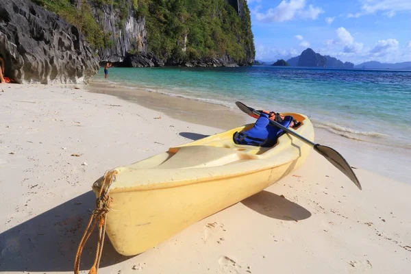 菲律宾巴拉旺岛的海上皮划艇活动 帕帕亚海滩度假之旅 — 图库照片