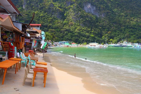 Palawan Filipinas Diciembre 2017 Niños Locales Juegan Playa Ciudad Turística — Foto de Stock