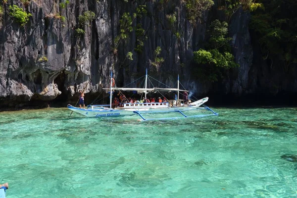 Palawan Philippines Dezembro 2017 Turistas Montam Barco Bangka Outrigger Excursão — Fotografia de Stock