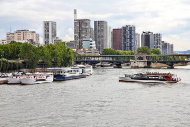 Paris şehri, Beaugrenelle ilçesi ve Pont de Bir-Hakeim köprüsü ile modern gökyüzü..