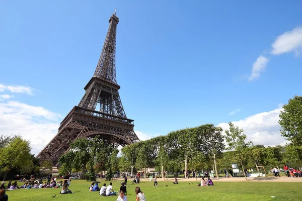 Paris Franciaország 2011 Július Emberek Többi Előtt Eiffel Torony Párizsban — Stock Fotó