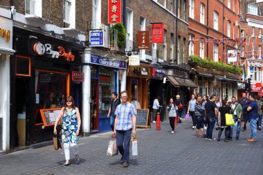 LONDON, İngiltere - 9 Temmuz 2016: Londra 'da insanlar Soho bölgesini ziyaret ediyor. Londra, 13 milyon nüfusuyla İngiltere 'nin en kalabalık şehridir..