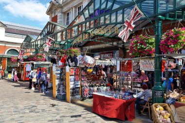 Londra, İngiltere - 6 Temmuz 2016: İnsanlar Covent Garden Londra, İngiltere'de ziyaret edin. Londra metro, bölgede yaşayan 13 milyon kişi ile İngiltere'de en kalabalık kentidir.