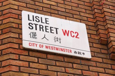 Londra, İngiltere - 6 Temmuz 2016: Londra'nın Chinatown semtinde Lisle Street tabelası. İngiltere'de 433.000 İngiliz Çinli bir azınlık var.