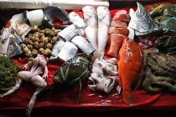台湾のナイトフード市場 基隆のMiaokouナイトマーケット 魚介類の選択とカエルの足 — ストック写真