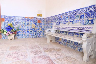 Portekiz 'de mavi azulejo fayansları. Porches, Algarve 'de geleneksel Portekiz dekorasyonu.