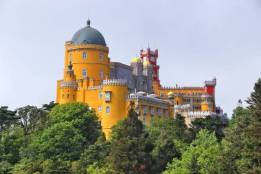 Portekiz, Sintra 'daki Pena Sarayı (Palacio da Pena). Romantizm mimarisi.