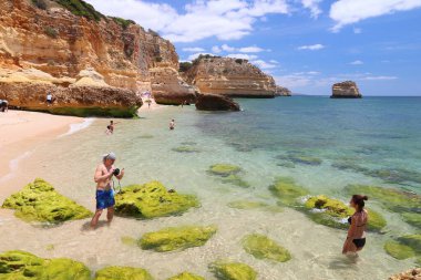 ALGARVE, PORTUGAL - 31 Mayıs 2018: Portekiz 'in Algarve bölgesindeki Marinha Sahili' ni ziyaret edenler. Algarve kıyı bölgesinde yılda 17 milyondan fazla turist ağırlanıyor..