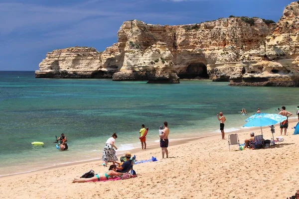 Algarve Portugal Maio 2018 Multidões Turistas Visitam Praia Marinha Região — Fotografia de Stock