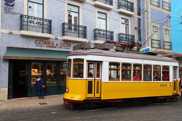 Lissabon Portugal Juni 2018 Menschen Fahren Mit Der Gelben Straßenbahn — Stockfoto