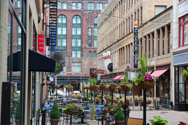 Cleveland Usa Juni 2013 Folk Går Förbi Restauranger Centrala Cleveland — Stockfoto