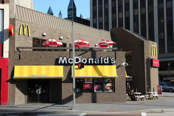 Pittsburgh Usa June 2013 People Visit Mcdonald Fast Food Restaurant — Zdjęcie stockowe