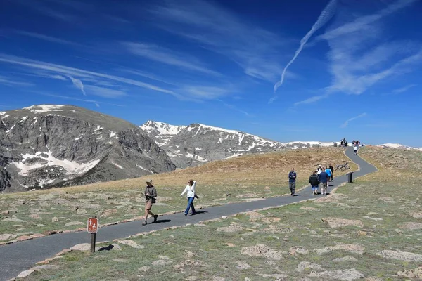 ロッキー山脈 アメリカ 2013年6月19日 観光客はロッキーマウンテン国立公園 コロラド州のフォレストキャニオンオーバールックを訪問します Rnmpの年間訪問者数は3 176 941人 2011年 — ストック写真