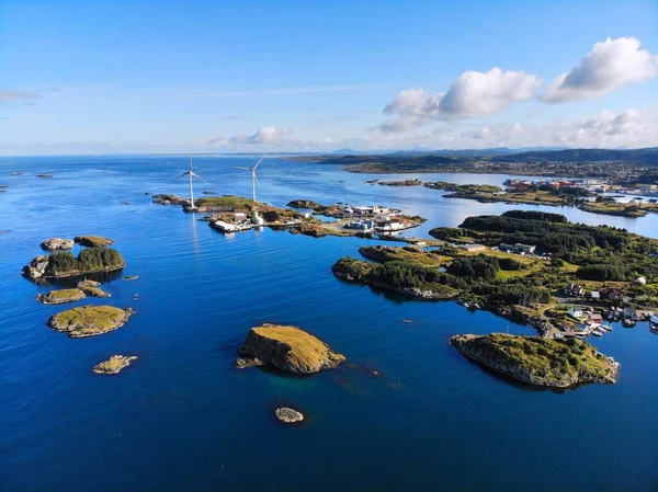 挪威群岛无人驾驶飞机视图 罗加兰县的岛屿景观与豪格森德附近 风力涡轮机 — 图库照片