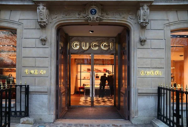 París Francia Diciembre 2019 Gente Compra Tienda Moda Gucci Avenue —  Fotos de Stock