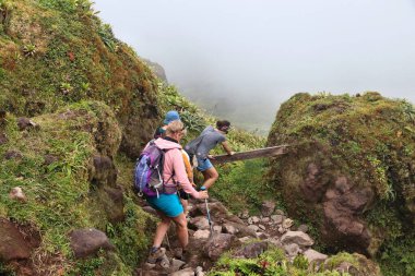 Guadeloupe, Fransa - 1 Aralık 2019: İnsanlar Karayip Fransız adası Guadeloupe 'daki La Soufriere volkanına kadar zirve yolunda yürüyorlar. La Soufriere 'in son patlaması 1979' daydı..