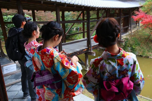 Kyoto Japão Novembro 2016 Mulheres Visitam Jardins Templo Kodaiji Trajes — Fotografia de Stock