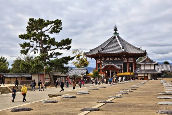 日本Nara 2016年11月23日 游客参观日本奈良的Kofuku Ji寺庙 这座寺庙是奈良世界文化遗产的一部分 — 图库照片