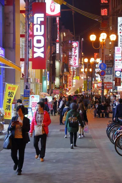 2016年11月21日 大阪の夜の道頓堀通りを訪れる人がいます 道頓堀は大阪の主要な歓楽街です — ストック写真