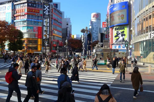 東京都渋谷区のハチ公交差点2016年12月3日東京都渋谷区のハチ公交差点 3780万人が首都圏に住んでいます — ストック写真