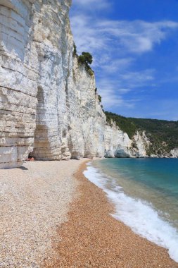 İtalya 'daki Gargano Ulusal Parkı - Vignanotica Sahili Uçurum manzarası.