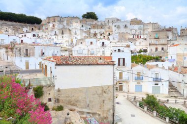 Monte Sant 'Angelo - İtalya' nın Gargano Yarımadası 'nda bir sığınağı olan dağ kasabası. UNESCO Dünya Mirası Alanı