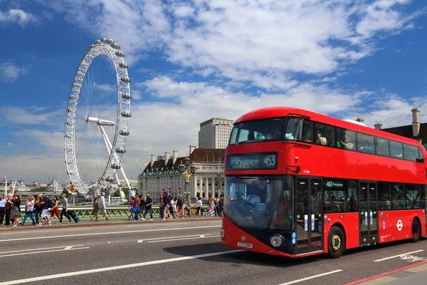 Londen Juli 2016 Mensen Lopen Langs London Eye Londen Het — Stockfoto