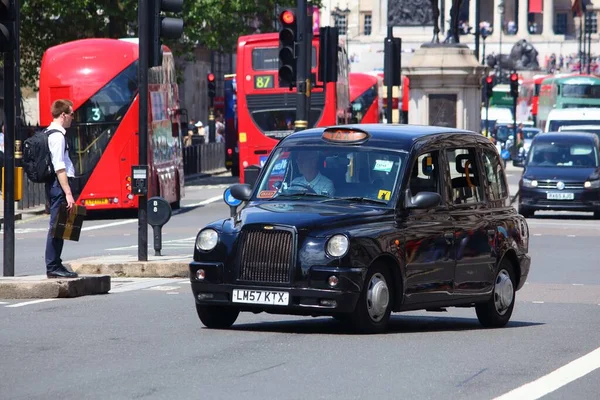 London Lipiec 2016 Czarna Taksówka Whitehall Londyn Londyn Jest Najbardziej — Zdjęcie stockowe